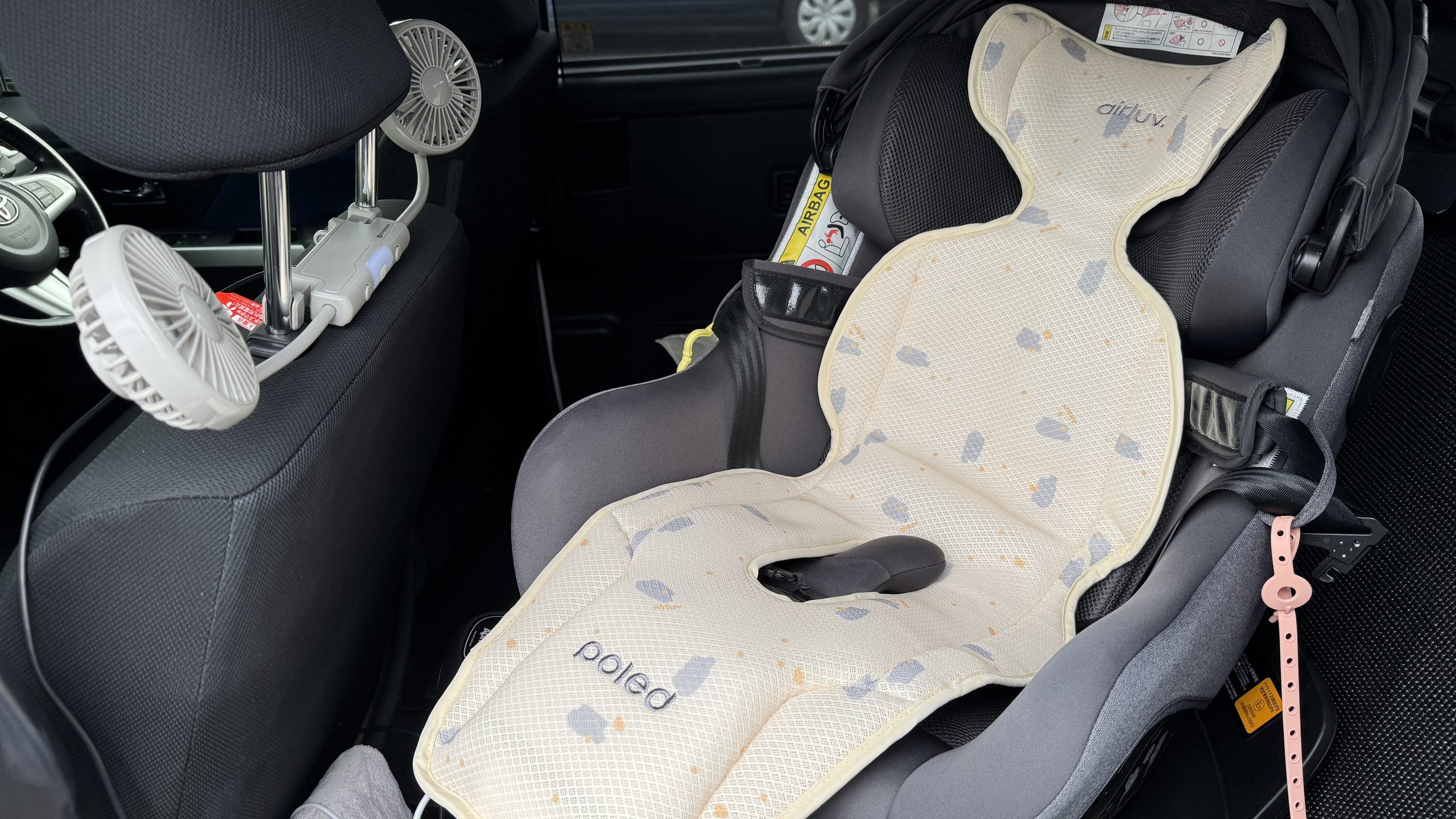 エアラブ4+と車載ファンを配置した後部座席の実写真。